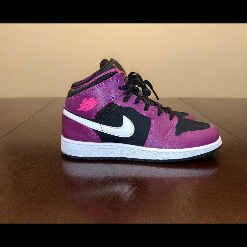 NIKE AIR JORDAN RETRO 1 Mid-high, SZ 5.5Y